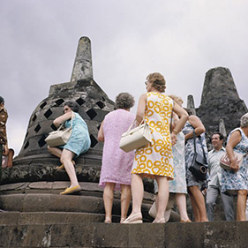 COLLECTIE_TROPENMUSEUM_Toeristen_bij_de_stupas_op_de_Borobudur_TMnr_20027037